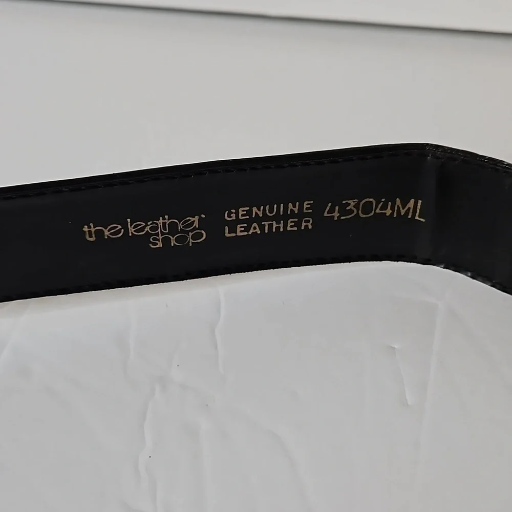 The Leather Shop  Belt Black  Dame Belt accent Buckle  Pre-owned